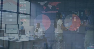 Ofisteki çeşitli iş adamlarıyla ilgili finansal veri işleme resmi. Küresel finans, iş, bağlantılar, hesaplama ve veri işleme kavramı dijital olarak oluşturuldu.