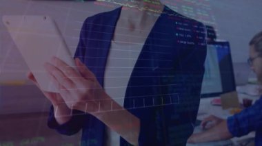 Üzerinde finansal veri animasyonu olan bir iş kadını tableti taşıyordu. teknoloji, finans, analitik, şirket, dijital, ekonomi