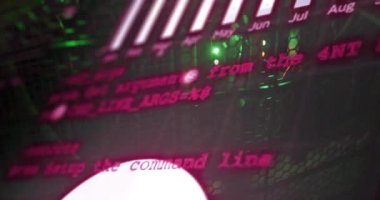 Takvim ayları ve programlama aydınlatılmış sunucu donanımı üzerindeki canlandırmayı yönetir. Teknoloji, IT, dijital, veri merkezi, ağ, kodlama kavramı