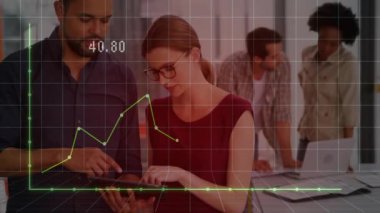 Ofiste iş birliği yapan iş adamlarının finansal veri grafiği animasyonu. takım çalışması, işbirliği, finans, veri analizi, işyeri, strateji