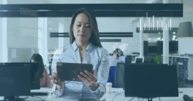 Tabletteki verileri analiz ediyorum. Ofisteki kadın, finansal grafik animasyonuyla. İş, teknoloji, finans, analitik, rapor, meslek