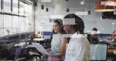 Modern ofiste iş tartışmaları üzerine iş verileri işleme animasyonu. takım çalışması, işbirliği, teknoloji, tartışma, şirket, yenilik