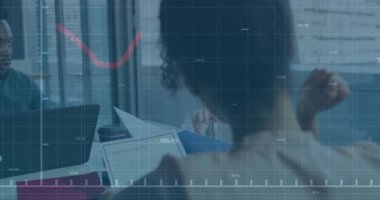 Ofiste çalışan çeşitli iş adamları üzerinde finansal grafik animasyonu. takım çalışması, işbirliği, finans, veri, analitik, çeşitlilik