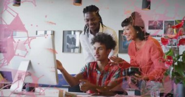 Ofiste kutlama yapan üç kişinin konfeti animasyonu. Kutlama, ofis partisi, takım çalışması, başarı, mutluluk, iş