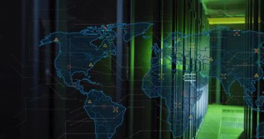 Yeşil ışıklı sunucu odasının üzerinde veri noktaları ve ağ bağlantıları olan dünya haritası. Teknoloji, bağlantı, siber güvenlik, sunucular, dijital, küresel
