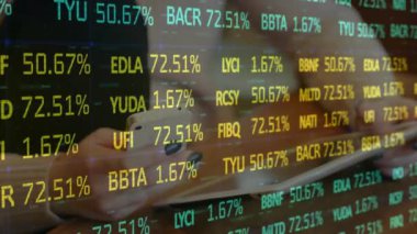 Dizüstü bilgisayar kullanan kişi üzerinden borsa veri animasyonu. Finans, yatırım, ticaret, analitik, teknoloji, ekonomi