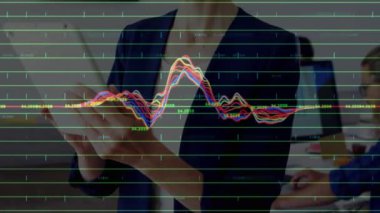 Tablet kullanan bir iş kadınının finansal veri tablosu. Finans, teknoloji, analiz, yatırım, ekonomi, istatistik