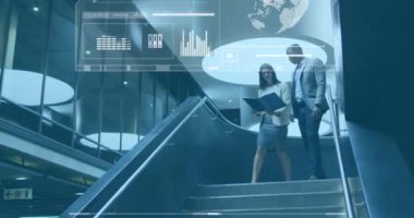 Merdivenlerden inen iş adamları, dijital veriler ve dünya animasyonu. takım çalışması, şirket, teknoloji, yenilik, küresel, ilerleme