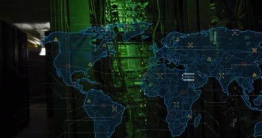 Sunucu odasında veri noktaları ve ağ bağlantıları olan dünya haritası. Teknoloji, ağ oluşturma, veri görselleştirme, sunucular, siber güvenlik, dijital