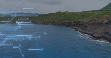 Deniz manzarası üzerinde bilgisayar devre kartı ve veri işleme görüntüsü. Dijital olarak oluşturulmuş küresel bağlantılar, hesaplama ve veri işleme kavramı.