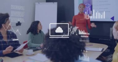 İş kadını, ofisteki takım toplantısıyla ilgili veri tabloları ve grafikler sunuyor. Sunum, analitik, takım çalışması, işbirliği, konferans, strateji kavramı