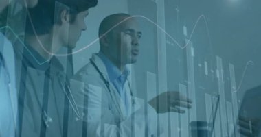 Finansal veriler ve bar grafik animasyonu, ofiste tartışan çeşitli profesyoneller. Finans, iş, analitik, takım çalışması, işbirliği, tartışma