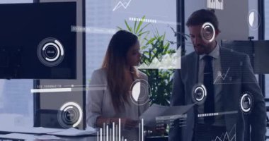 Animasyon üzerinden veri tabloları ve grafiklerle dokümanları inceleyen iş adamları. Takım çalışması, işbirliği, analiz, toplantı, sunum, kurumsal