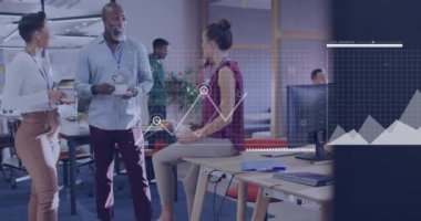 Modern ofiste tartışan çeşitli meslektaşlar üzerinde iş veri analizi animasyonu. takım çalışması, işbirliği, çeşitlilik, teknoloji, tartışma, strateji