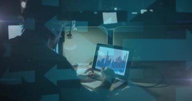 Bilgisayardaki mali verileri analiz etmek, ofiste geç saatlere kadar çalışan kişi, animasyon örtüsü. İş, finans, analiz, bilgisayar, teknoloji, gece konsepti