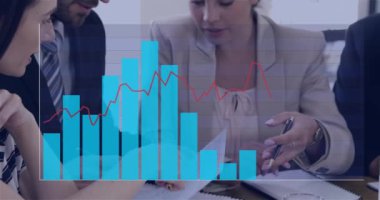 Katılımcılar üzerine bar ve çizgi grafik veri animasyonu ile iş toplantısı. Takım çalışması, beyin fırtınası, işbirliği, veri analizi, sunum, istatistik kavramı
