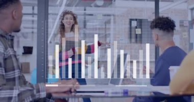 Modern ofiste çeşitli iş adamlarının tartışması üzerine bar çizelgesi animasyonu. takım çalışması, işbirliği, çeşitlilik, sunum, toplantı, strateji