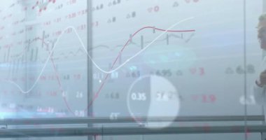 Hastane koridorunda yürüyen doktorların tıbbi veri analizi. Sağlık, teknoloji, araştırma