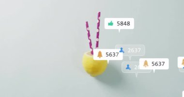 Hafif arka planda pipetlerle limon üzerine sosyal medya bilgilendirmeleri. dijital, online, meyveler, ferahlatıcı, moda, neşeli