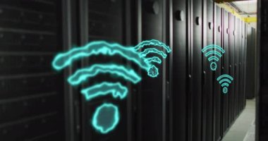 Veri merkezindeki sunucu rafları üzerinde Wi-Fi sinyal simgeleri canlandırması. Teknoloji, internet, bağlantı, ağ, siber güvenlik, altyapı