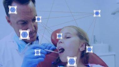 Dişçi genç hastanın dişlerini inceliyor, ağ bağlantıları üzerinden diş bakımı animasyonu yapıyor. muayene, dijital, sağlık, teknoloji, sözlü, hijyen