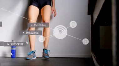 Spor yaparken akıllı telefon kullanan bir kadın hakkında sosyal medya bilgilendirmeleri. Fitness, teknoloji, egzersiz, dijital, aktif, egzersiz
