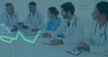 Mali veri animasyonu, toplantı odasında tıbbi profesyoneller. Sağlık, finans, tartışma, konferans, analiz, takım çalışması