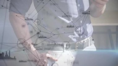 Akıllı telefonu tutan, ağ bağlantıları olan ve veri işleme animasyonu yapan biri. Teknoloji, dijital, bağlantı, iletişim, fütüristik, yenilik kavramı