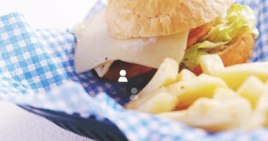 Çizgili masa örtüsünün üzerinde insan simgeleri olan hamburger ve patates kızartması. Fast food, dijital, renkli, abur cubur, yemek, yemek konsepti