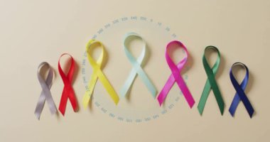 Bej arkaplan üzerinde dairesel veri animasyonu olan renkli farkındalık kurdeleleri. bilgi, sağlık, neden, destek, yardım, bilgi kavramı