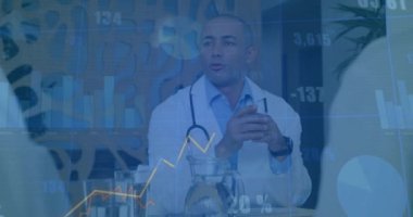 Doktorun tıbbi bilgileri açıklamasıyla ilgili grafikler ve veri tabloları. Sağlık, teknoloji, analiz, dijital konsept