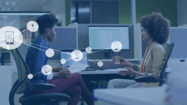 Modern ofiste, dijital ikon animasyon ağı olan çeşitli meslektaşları tartışıyorlar. Takım çalışması, işbirliği, teknoloji, yenilik, bağlantı, iş