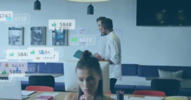 Modern ofiste, sosyal medya bilgilendirme animasyonları olan iş adamları tartışıyorlar. Takım çalışması, işbirliği, teknoloji, iletişim, toplantı, şirket