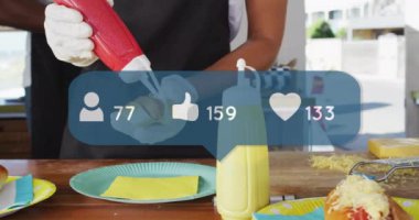 Yemek üzerine ketçap sıkmak, sosyal medya sevmek ve takipçi animasyonu sahneler üzerine. Sos, yemek, mutfak, dijital pazarlama, katılım, nüfuz