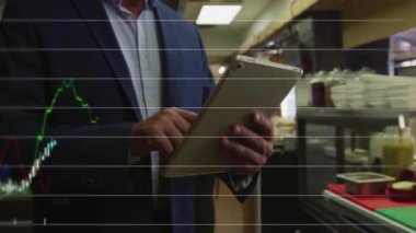 Tablet tutmak, iş adamı borsa veri animasyonunu ofis sahnesinde analiz ediyor. Finans, analiz, teknoloji, yatırım, strateji, büyüme