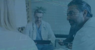 Toplantıda tartışıyorlar, doktorlar tıbbi verileri animasyonlu grafiklerle analiz ediyorlar. Sağlık, analiz, teknoloji, profesyoneller, takım çalışması, araştırma