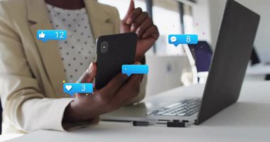 Akıllı telefonu tutan kişi, ofis ortamında sosyal medya bildirimleri alan kişi. Teknoloji, dijital, iş, iletişim, bağlantı, cep telefonu