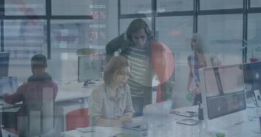 Modern ofiste çalışan çeşitli takımlar üzerinde iş veri analizi animasyonu. takım çalışması, çeşitlilik, işbirliği, teknoloji konsepti