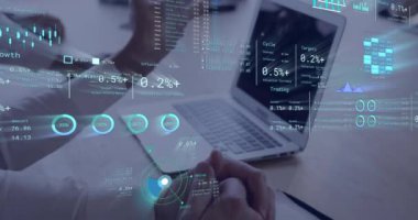 Finansal veri animasyonunu analiz etmek, veri görselleştirmesiyle çalışan iş adamları. finans, takım çalışması, analitik, işyeri, işbirliği