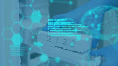 Eldivenli ellerin laboratuvar örneklerini tutması üzerine bilimsel veri işleme animasyonu. Bilim, araştırma, analiz, biyoteknoloji, DNA, genetik kavram