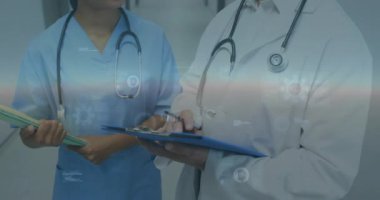 Tıbbi veri animasyonu işleniyor, sağlık hizmetleri hastanede hasta bilgilerini tartışıyor. tartışma, hastalar, takım çalışması, işbirliği, teknoloji