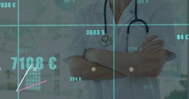 Finansal verileri ve grafikleri olan gülümseyen bir tıp uzmanı. Sağlık, finans, iş, analitik, dijital