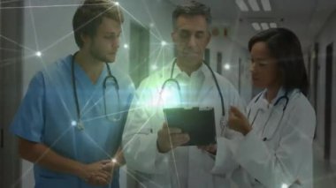 Hasta verilerini tartışıyorlar. Animasyonda ağ üzerinden iletişim kuran tıp uzmanları. Sağlık, teletıp, iletişim, teknoloji, işbirliği