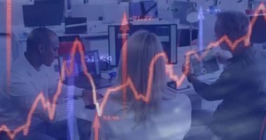 Finansal veriler ve borsa animasyonu ofiste tartışan iş adamları üzerine. Maliye, takım çalışması, analitik, tartışma, strateji, toplantı