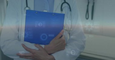 Hastanede elinde dosya tutan gülümseyen bir doktorun tıbbi veri işleme animasyonu. Sağlık, teknoloji, tanı, yenilik, profesyonel, sağlık hizmetleri