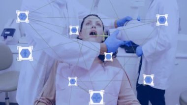 Hastanın dişlerini inceleyen dişçi üzerinde tıbbi veri ağı animasyonu. Sağlık, teknoloji, diş, muayene, yenilik, tanı konsepti