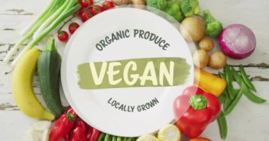 Organik, çeşitli taze sebzeler üzerinde yerel olarak yetiştirilmiş vejetaryen animasyon üretiyor. Sağlıklı, beslenme, çiftlik, vejetaryen, yeşiller, diyet konsepti