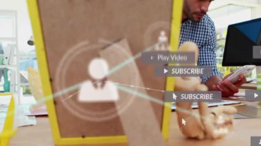 Akıllı telefon ve yazı kullanan bir adam, çalışma alanında sosyal medya animasyonu alıyor. technology, communication, verimlilik, multitasking, office, digital