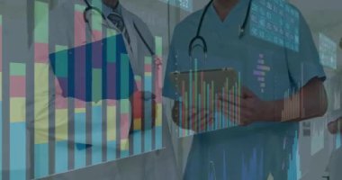 Doktorlar pano ve tablet tutuyorlar, üzerlerinde tıbbi veri analizi yapıyorlar. Sağlık, teknoloji, takım çalışması, profesyoneller