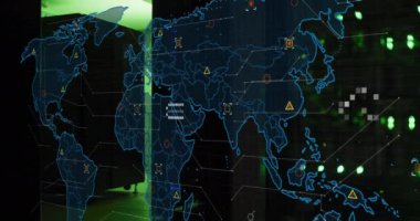 Sunucu odasında veri noktaları ve ağ bağlantıları olan dünya haritası. Teknoloji, bağlantı, sunucular, dijital, analitik, altyapı